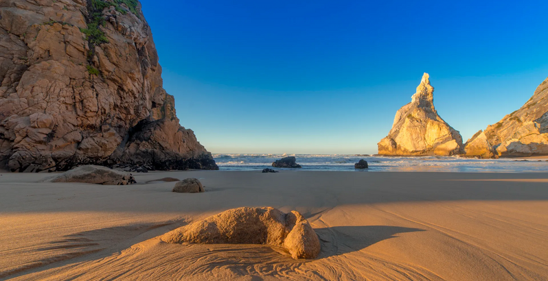 Cinco praias paradisíacas em Lisboa longe da confusão
