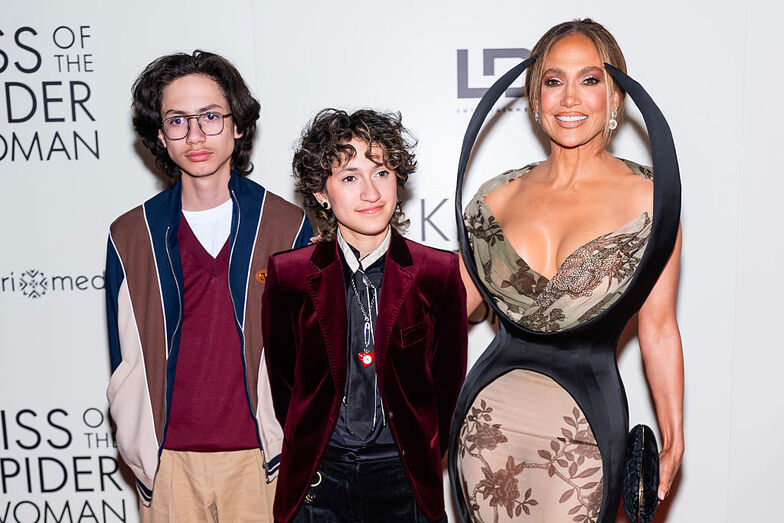 Jennifer Lopez com o filho, Max, e Emme, agora Oskar