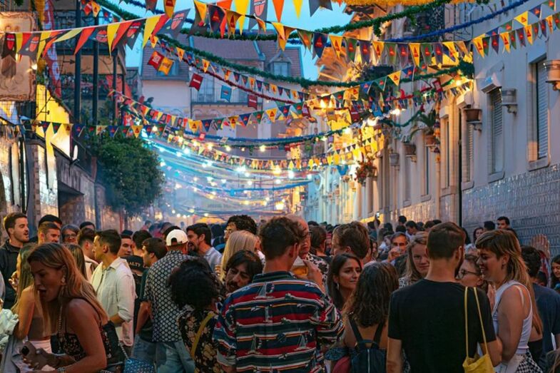 Multidão celebra os Santos Populares em Lisboa num arraial animado
