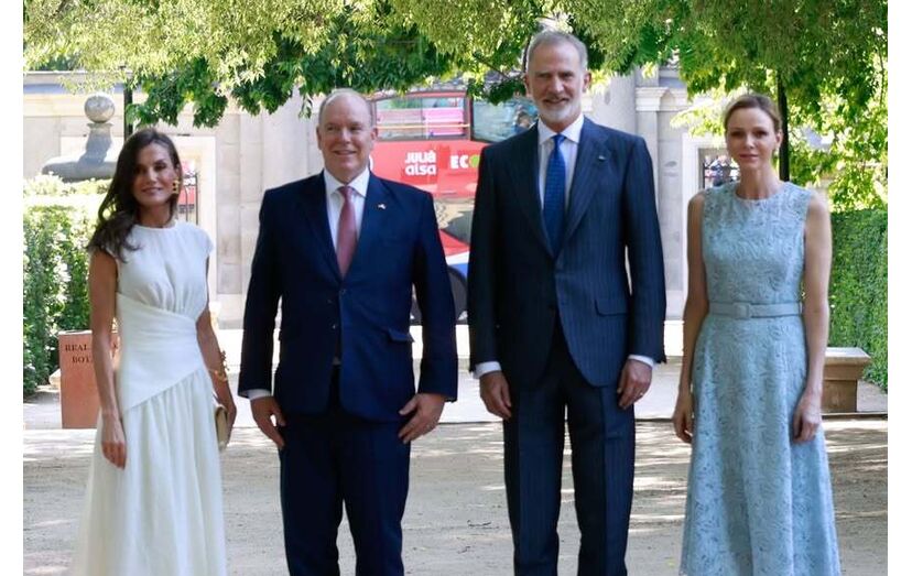 Felipe VI e Letizia recebem Alberto e Charlene do Mónaco em Madrid.
