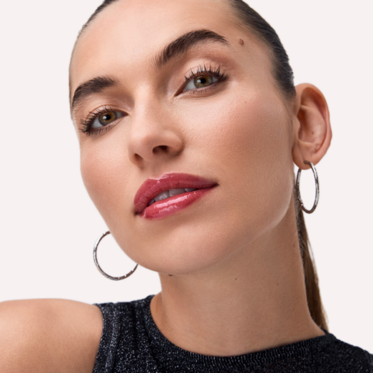 O segredo da maquilhagem glazed que está a invadir o verão (e promete transformar qualquer look em segundos)