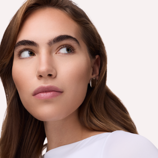 O segredo da maquilhagem glazed que está a invadir o verão (e promete transformar qualquer look em segundos)