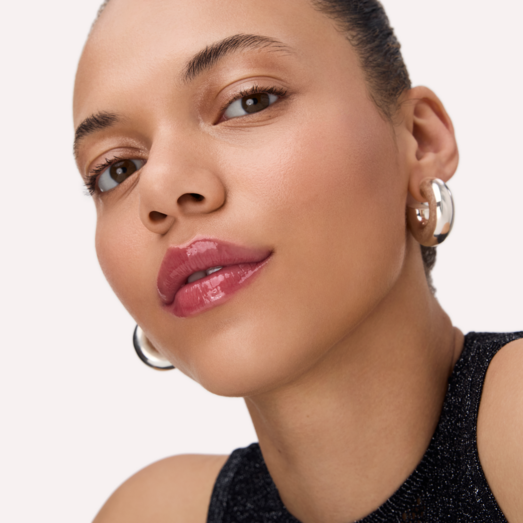 O segredo da maquilhagem glazed que está a invadir o verão (e promete transformar qualquer look em segundos)