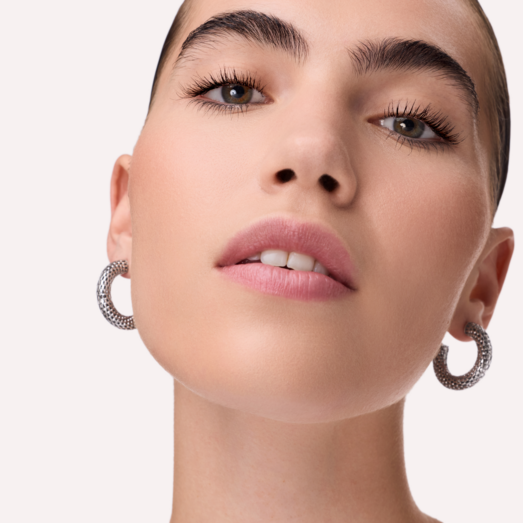 O segredo da maquilhagem glazed que está a invadir o verão (e promete transformar qualquer look em segundos)