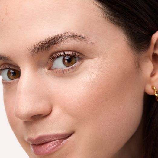 O segredo da maquilhagem glazed que está a invadir o verão (e promete transformar qualquer look em segundos)