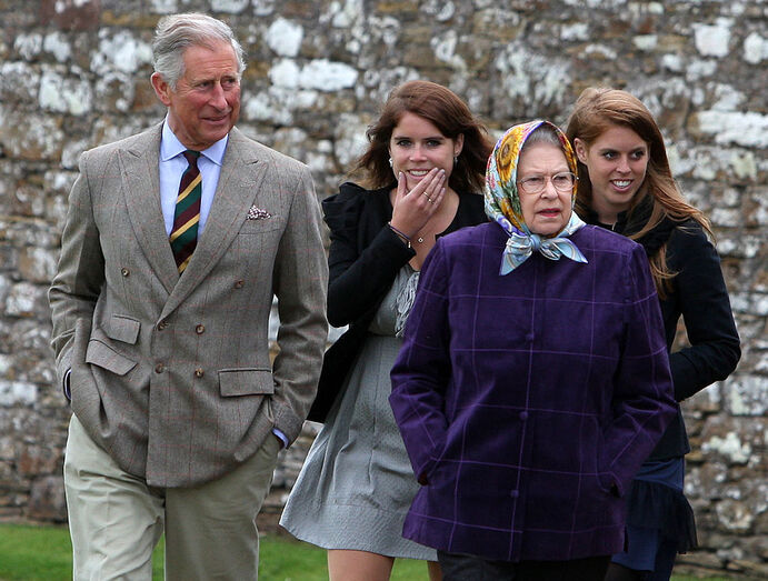 Carlos, Isabel II, Eugenie e Beatrice