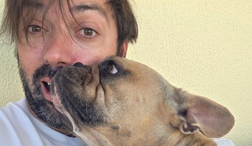 Ator Diogo Valsassina com o seu buldogue francês, Takkie