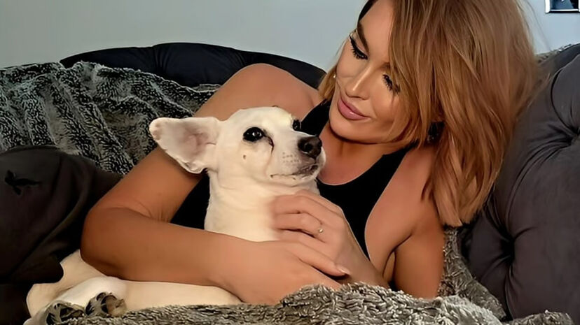 Amor além da vida. Mulher transforma luto pelo cão em tatuagem com cinzas misturadas na tinta do eyeliner