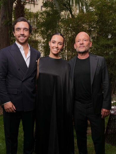 Os irmãos Rui e Francisca Amorim Alegre, filhos de Paula Amorim, no evento em Paris, com o arquiteto belga Vincent Van Duysen
