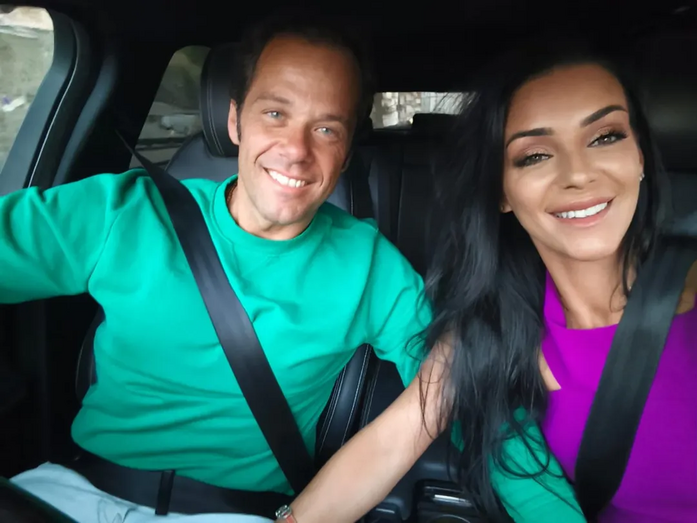 Luíza Abreu assiste à corrida de João Moura Caetano longe da família do namorado
