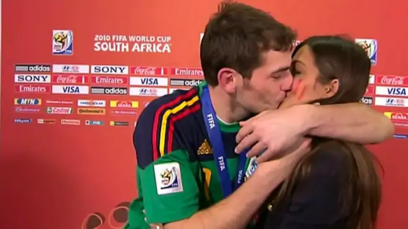 Iker Casillas beija Sara Carbonero após entrevista