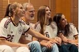 Felipe VI, Letizia e as filhas vibram com Espanha e a festa na Zarzuela torna-se viral