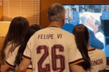 A euforia de Felipe VI, Letizia, Leonor e Sofia após a vitória de Espanha no Mundial