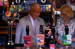 E esta? Rei Carlos III serve cerveja após derrota de Inglaterra