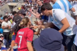 Sozinha entre a multidão! Fã de Cristiano Ronaldo enfrenta adeptos argentinos