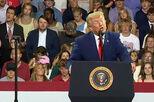 Jovens gozam com Donald Trump em pleno comício e o momento torna-se viral