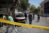 Os estragos resultado das explosões em Damasco, junto ao hotel onde estava hospedado Emmanuel MAcron