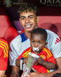Lamine Yamal com o irmão