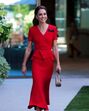 Kate Middleton em vestido vermelho com mala bege, em Wimbledon