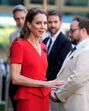 Kate Middleton usa um vestido vermelho num evento