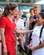 Kate Middleton fala com uma jovem do Wimbledon Junior Tennis Initiative