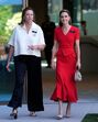 Kate Middleton de vestido vermelho em evento oficial