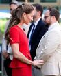 Kate Middleton, em evento, veste-se de vermelho