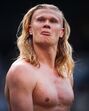 Erling Haaland, estrela do futebol, vive no campo com a sua família