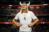 Erling Haaland, herói do Mundial, vive numa mansão rural com a namorada