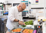 Miguel Pinto Luz prepara Gaspacho e Pargo para amigos