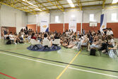Jovens participam em evento sobre confiança corporal e desporto em escola