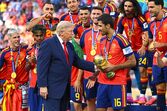 Trump entrega troféu à seleção espanhola 