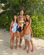 Leandro Paredes, a mulher, Camila Galante e os três filhos do casal