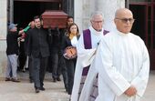 Funeral de Luís Represas à saída da Basília da Estrela