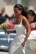 Noiva de vestido branco segura ramo de flores