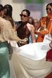 Mulheres em vestidos de gala com óculos de sol e acessórios dourados