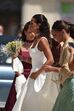 Mulheres em trajes de cerimónia com um ramo de flores