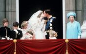 O beiji de Carlos e Diana na varanda do Palácio