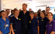 No Reino Unido, príncipe Harry visita hospital pediátrico