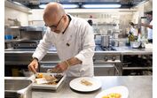 Miguel Pinto Luz prepara pargo num jantar para amigos