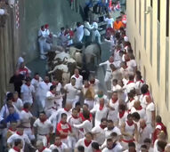 Tradição em Pamplona: Milhares de pessoas participam na primeira largada de touros de San Fermín