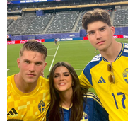 Inês Aguiar e Viktor Gyökeres com o pai e o irmão do craque
