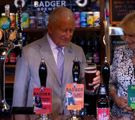 E esta? Rei Carlos III serve cerveja após derrota de Inglaterra