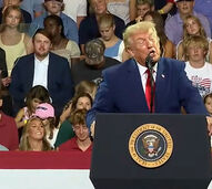 Jovens gozam com Donald Trump em pleno comício e o momento torna-se viral