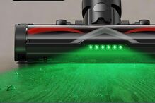 Aspirador Dyson com luz verde que ilumina a sujidade para uma limpeza eficaz