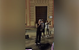 Robbie Williams junta-se a músico de rua e canta o seu maior êxito para surpresa de quem passava
