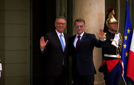 O momento em que António José Seguro é recebido por Emmanuel Macron em Paris
