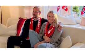 Mette-Marit reaparece após transplante: a imagem emocionante abraçada ao marido, príncipe Haakon