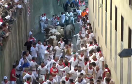 Tradição em Pamplona: Milhares de pessoas participam na primeira largada de touros de San Fermín