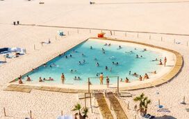 Há uma piscina de água salgada aquecida a 29 graus e a entrada é gratuita! É o refúgio perfeito para este verão